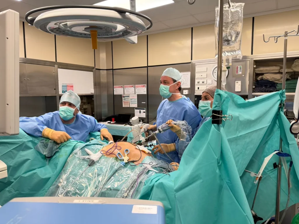 Chirurgiens viscéraux de SURGICART pendant une intervention