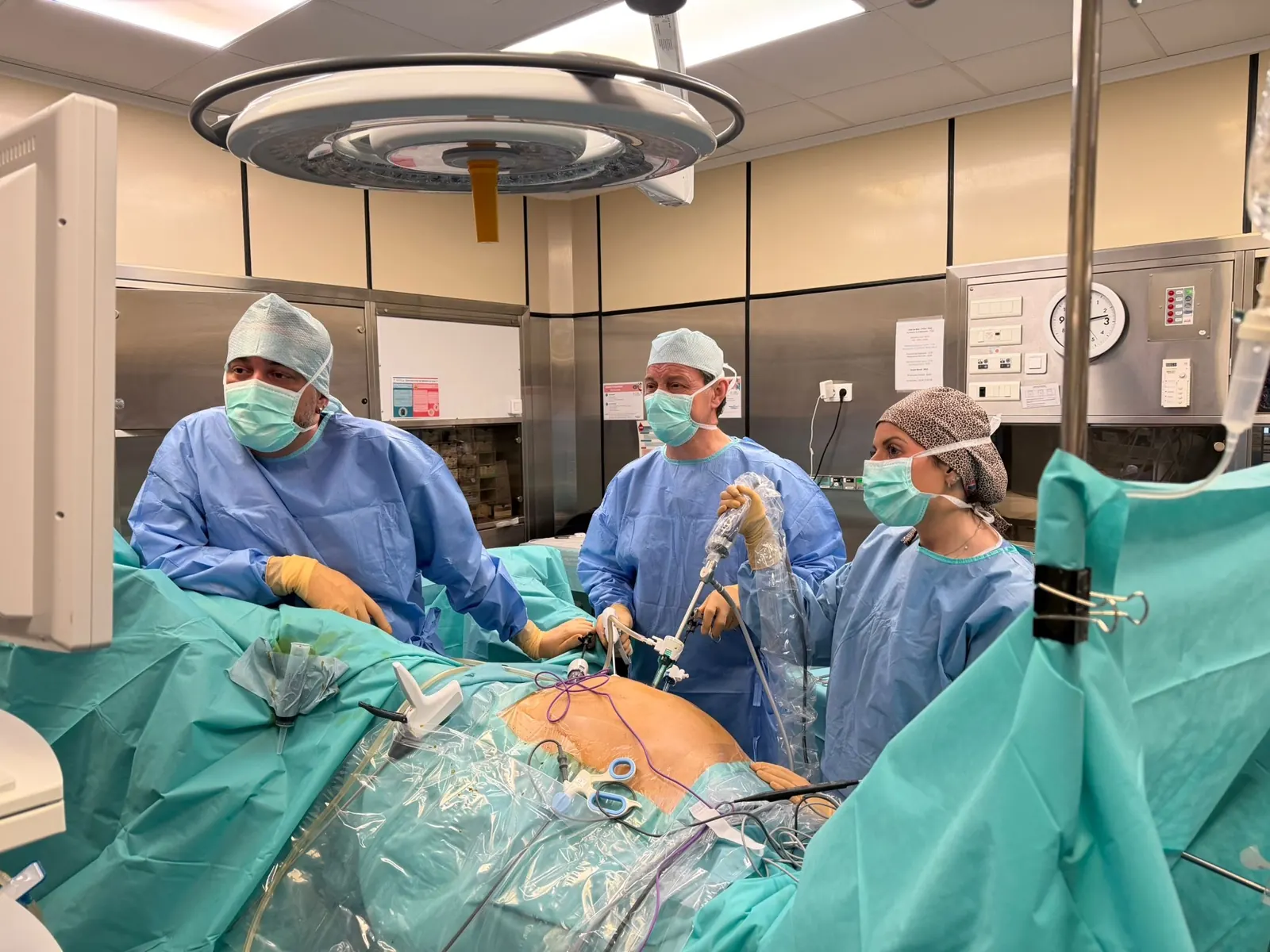 Chirurgiens de SURGICART en intervention au bloc opératoire de la Clinique Saint George à Nice